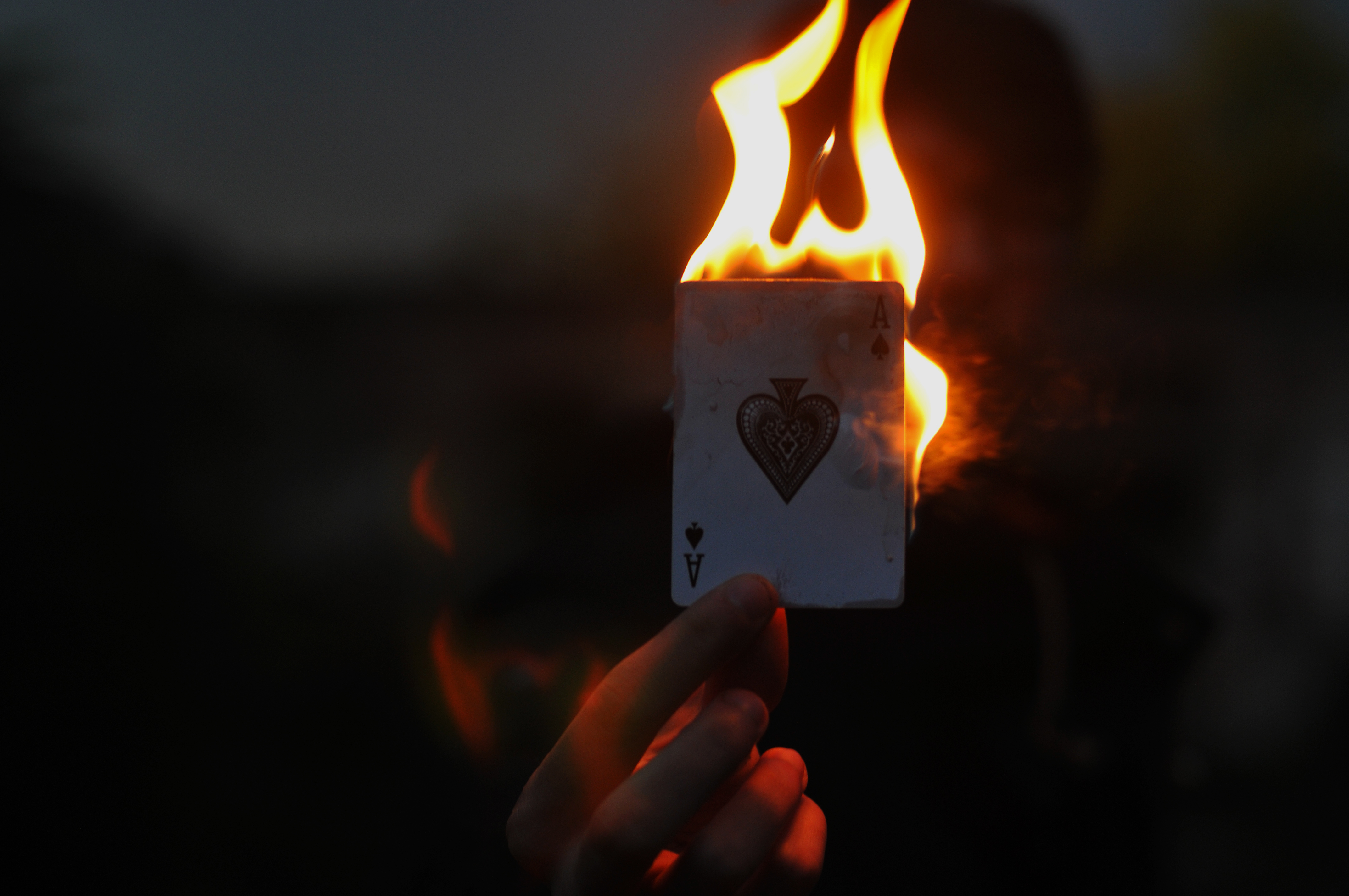 Включи 7 гореть. Горящие карты в руке. Обои с горящими картами. Горящая книга в руках. Фотосессия с горящей картой.